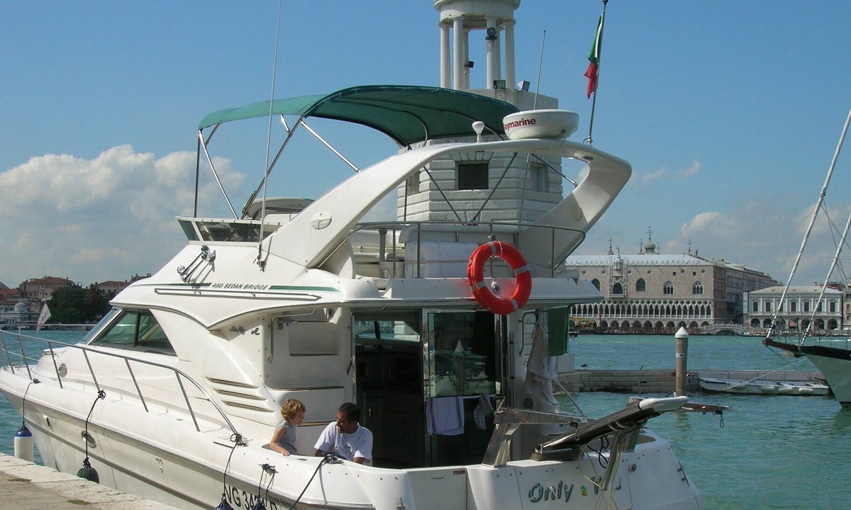 Sottomarina Boat Rental | Comfortable boat for romantic cruises in the Venetian lagoon, Croatia