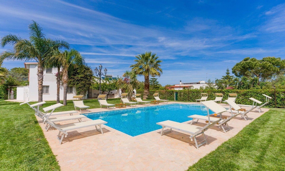 San Vito dei Normanni Villa | Cosy apartment in villa for 5 guests with pool, WIFI, A/C and TV, close to Ostuni