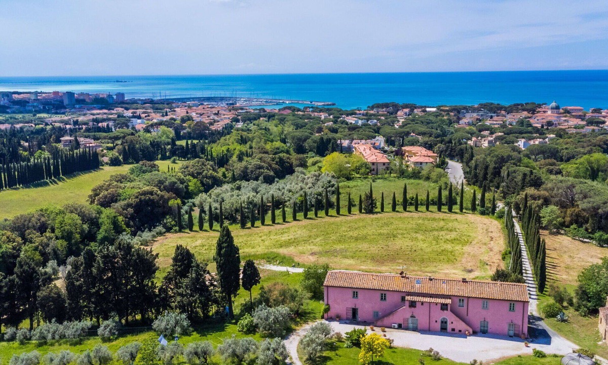 Castiglioncello Apartment | Cosy apartment for 4 guests with WIFI, pool, A/C, TV, patio and pets allowed
