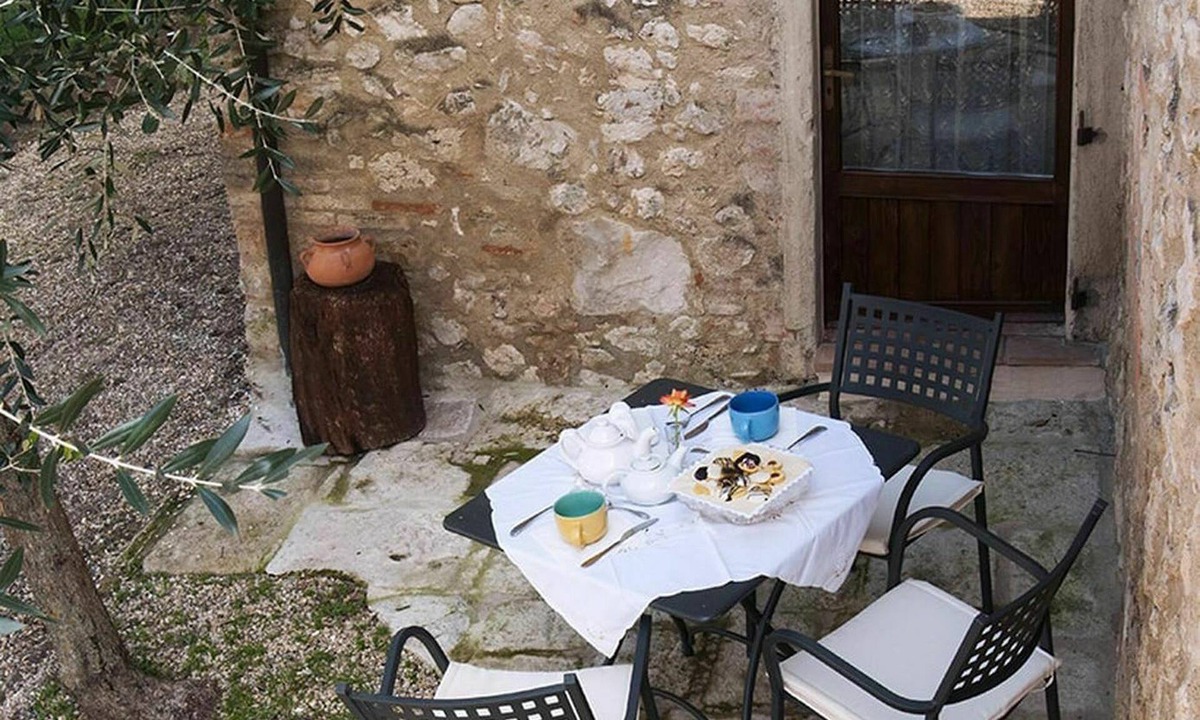 Colle di Val d'Elsa Villa | Cosy apartment in villa with pool, A/C, WIFI, TV, patio and panoramic view, close to San Gimignano