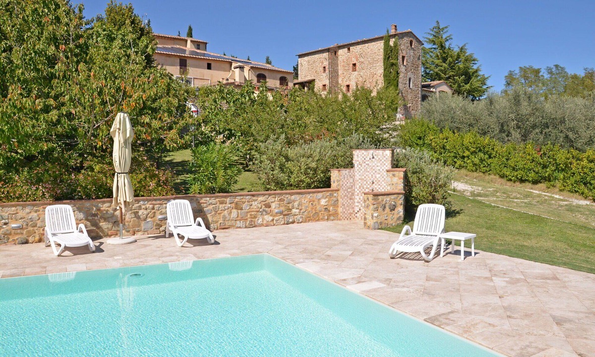 Volterra Apartment | Cosy apartment for 2 guests with WIFI, pool, TV and pets allowed, close to San Gimignano