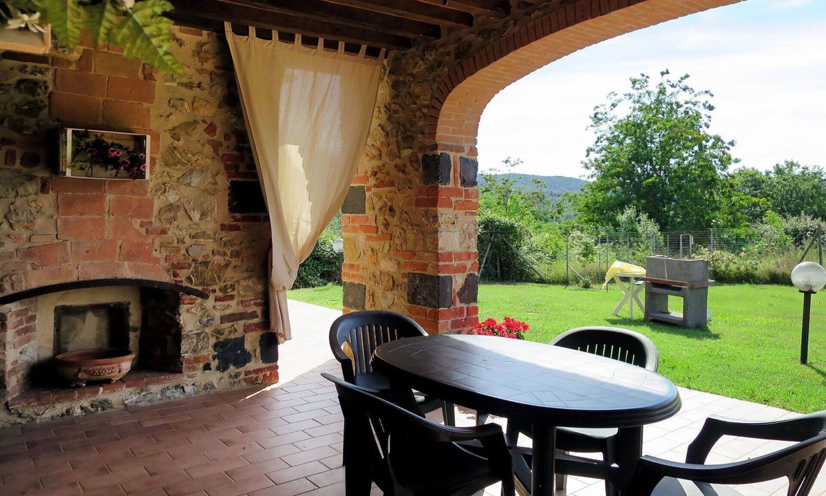 Massa Marittima Apartment | Cosy apartment for 4 people with pool, WIFI, TV, patio and pets allowed
