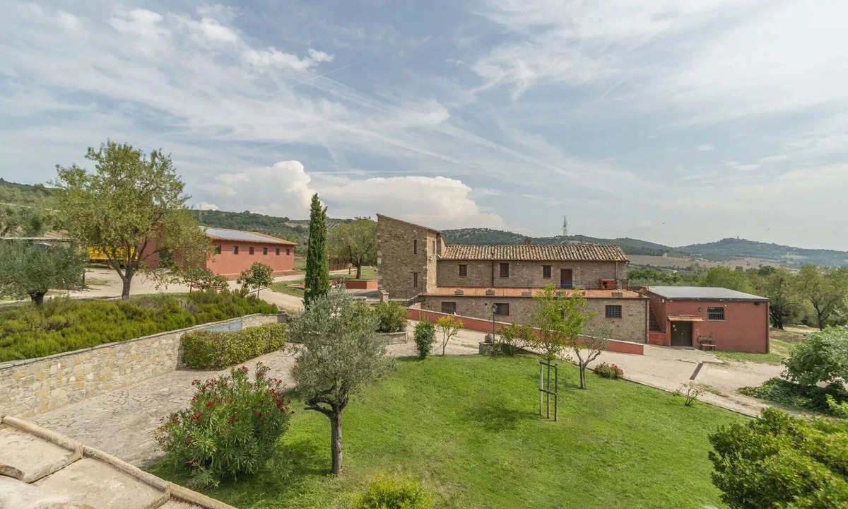 Agello Bed & Breakfast | Cosy room for 4 people with A/C, pool, WIFI, TV, veranda and pets allowed, close to Perugia