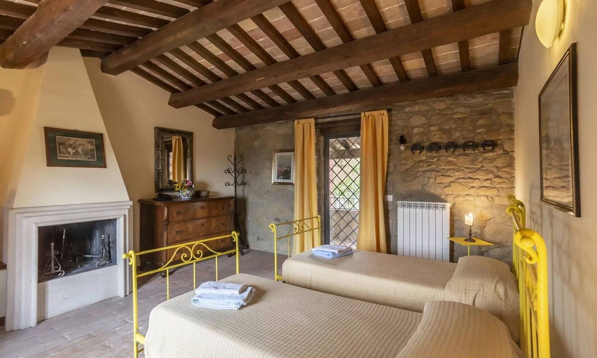 Agello Bed & Breakfast | Cosy room with A/C, WIFI, pool, TV, patio, pets allowed and panoramic view, close to Perugia