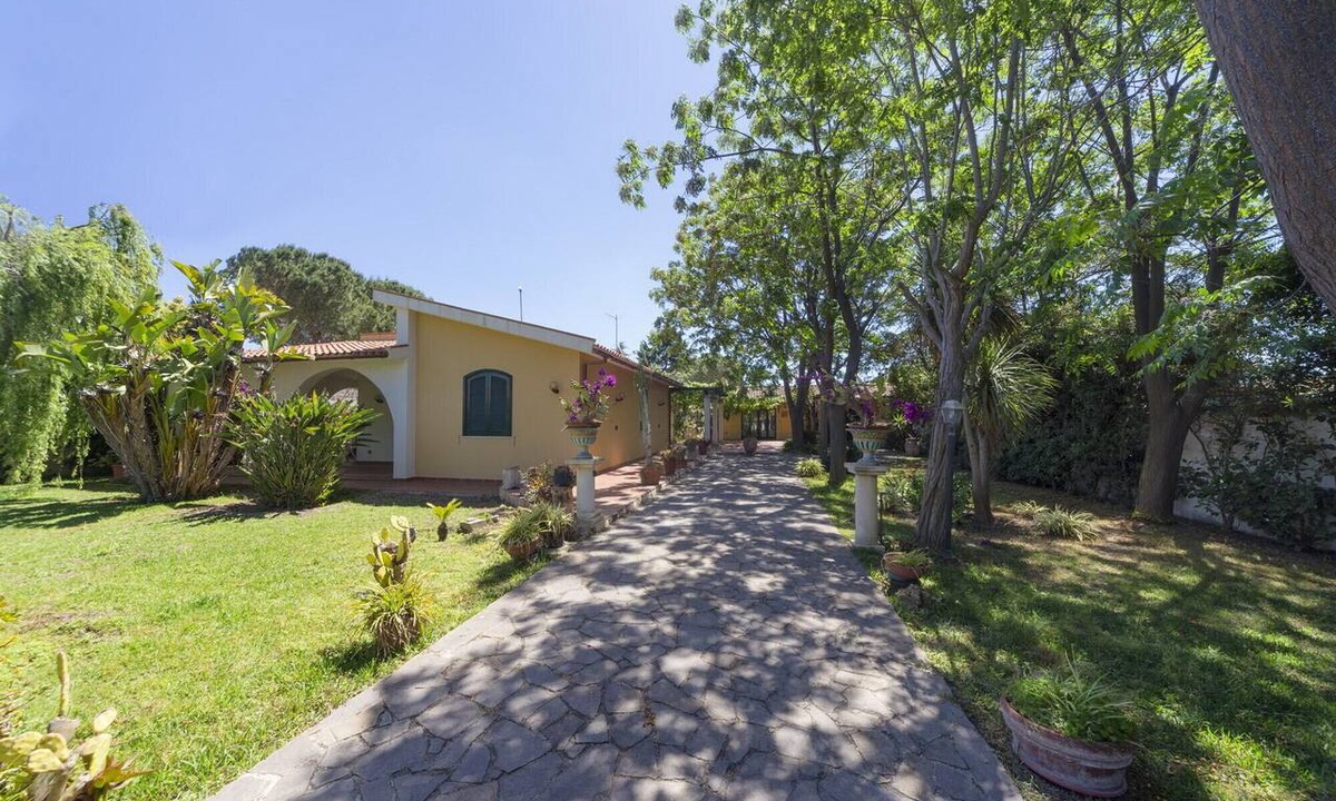 Arenella House | Detached house, 2.000m² with garden, orchard. Four-room apt 123m², ground floor.