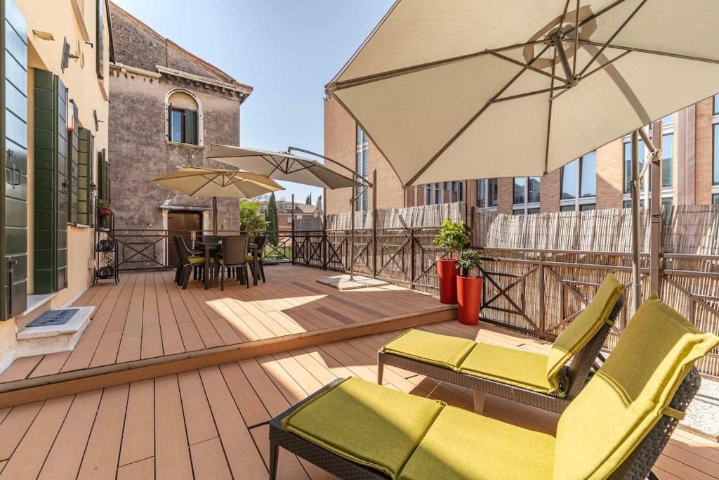 Dorsoduro Apartment | Domus with two terraces and canal view in Dorsoduro