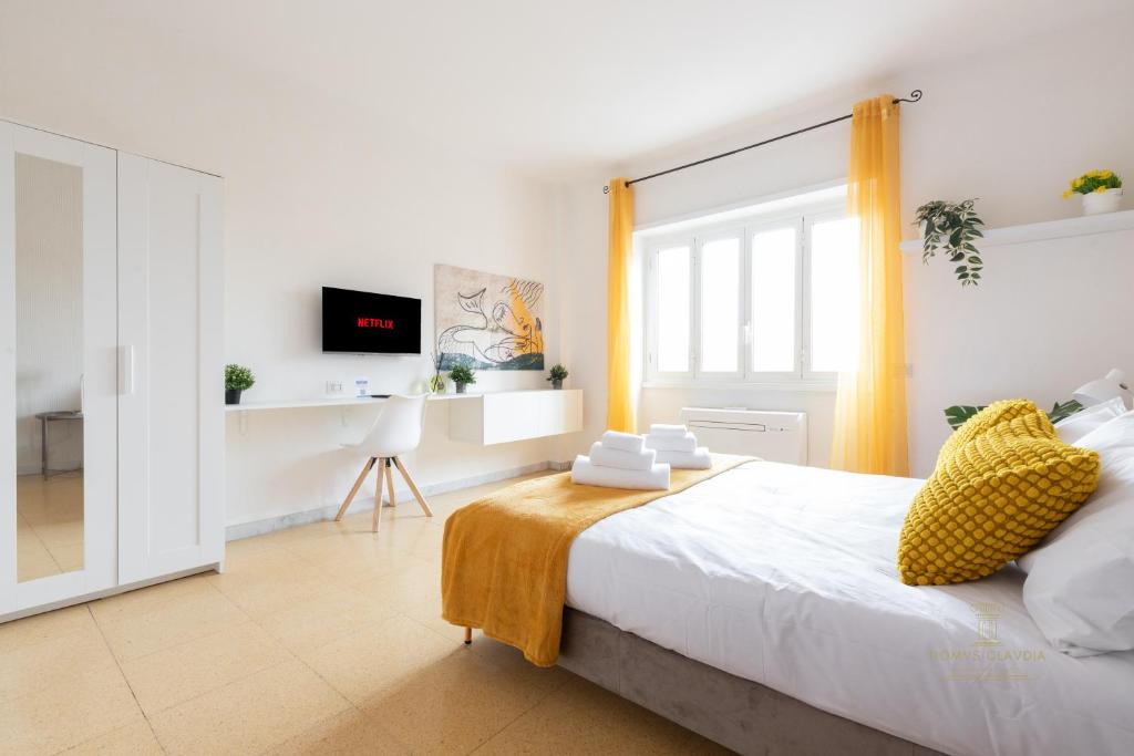 Pigneto Apartment | Domvs Clavdia - 7min to Colosseum by Metro, Station under apt, Roma, 6pax, A-C