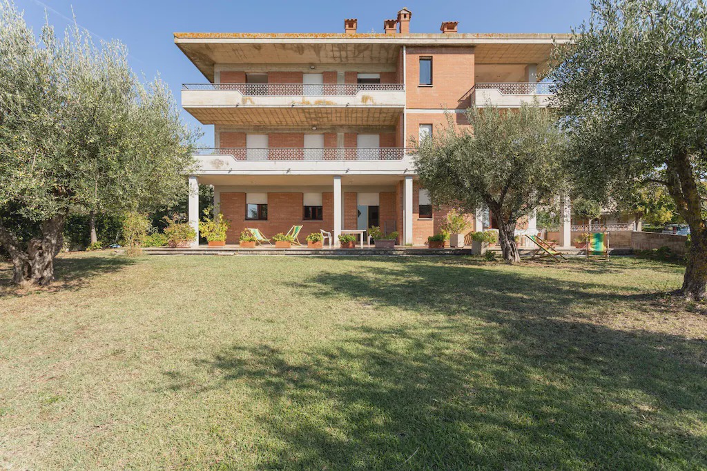 Tuoro sul Trasimeno Apartment | Elegant apartment with swimming pool and gym on Lake Trasimeno