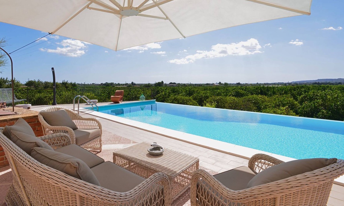 Syracuse Villa | Elegant sizilin villa in the countryside with overflow pool near Siracusa