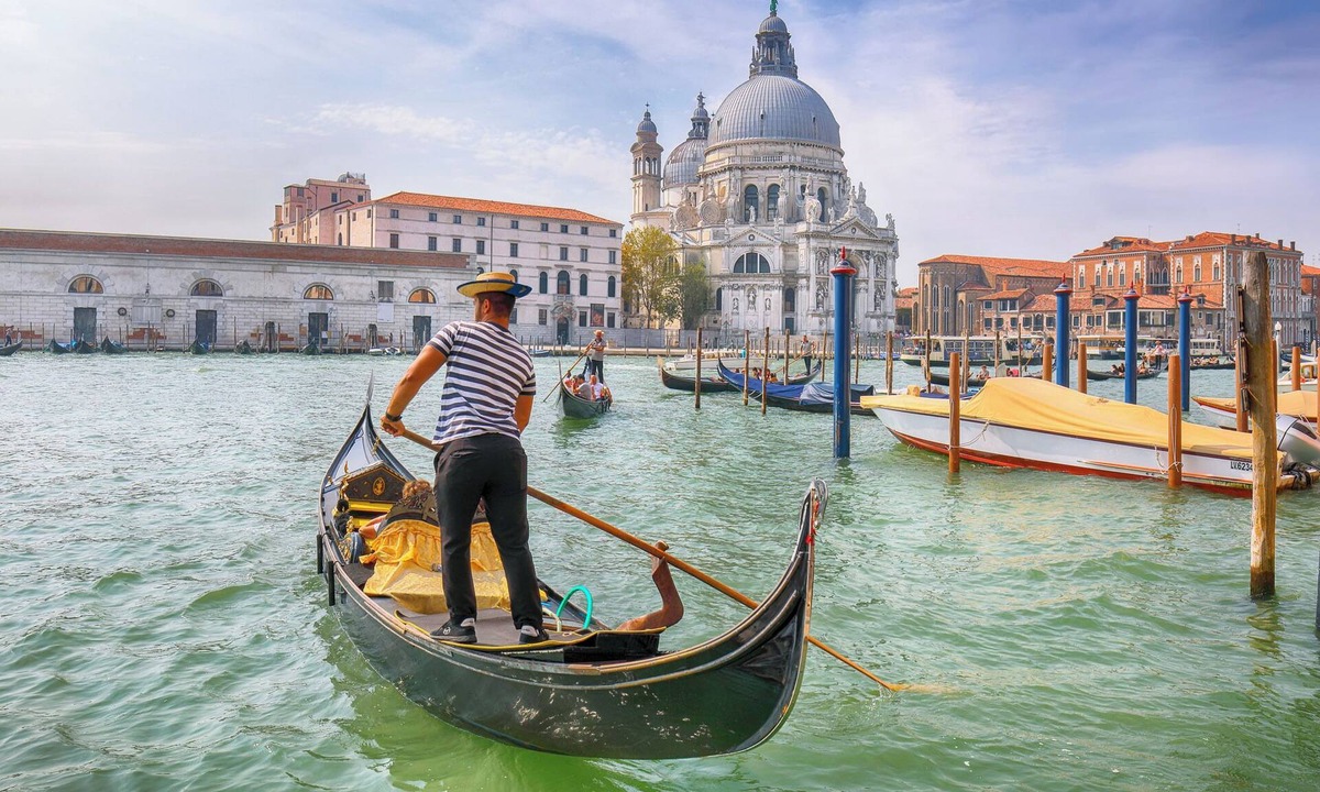 Castello Apartment | Elegant Waterfront Home with Shared Garden on Venice's Zattere Promenade