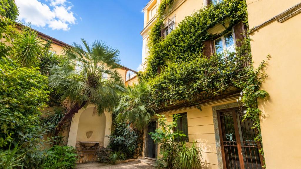 Rione III Colonna Apartment | Elegantis Campo Marzio Apartment With Terrace - Elegance near Spanish Steps Trevi and Pantheon