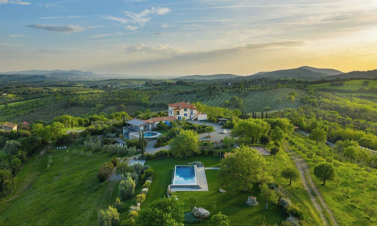 Campagnatico House | Exclusive villa with panoramic pool and gym