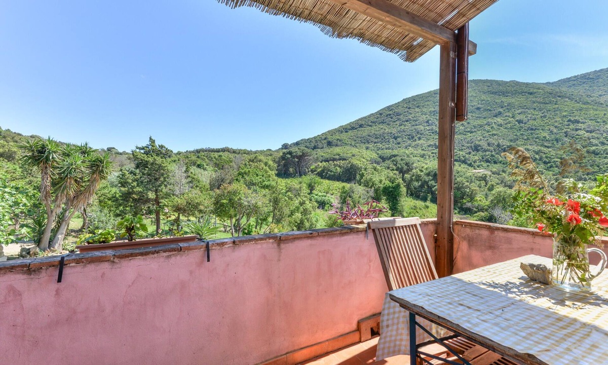 Cavo House | Farmhouse 'Amandolo - Capraia' with Sea View, Wi-Fi and Air Conditioning