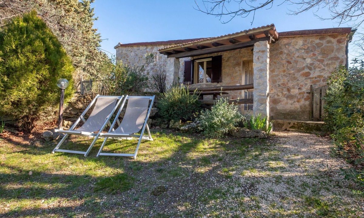 Pitigliano House | Farmhouse "Gufo" with Shared Pool, Private Terrace & Wi-Fi