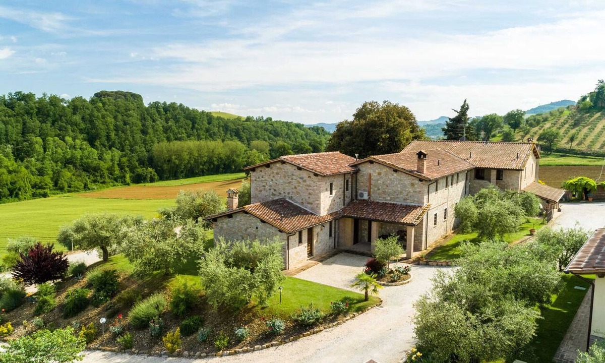 Ramazzano House | Farmhouse in Perugia with Hot Tub, Swimming Pool, Garden, BBQ