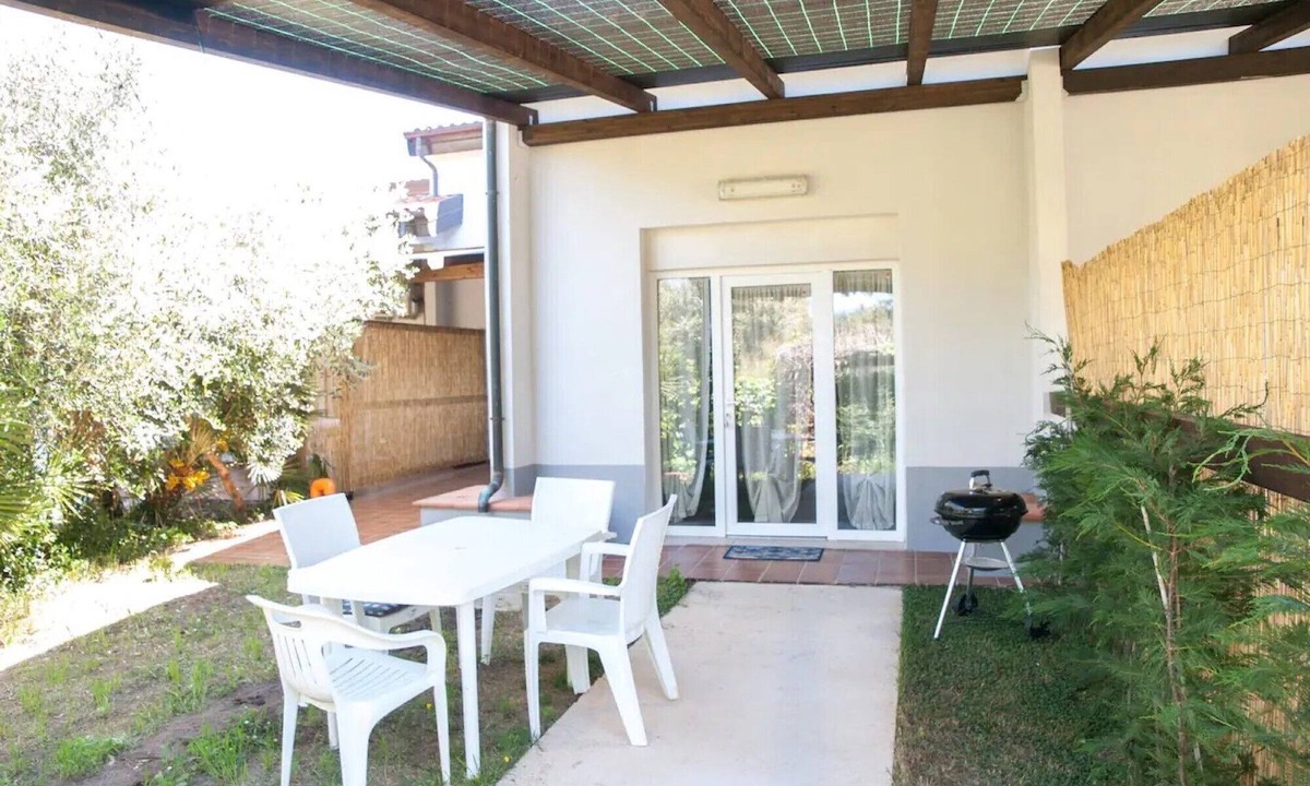 Piombino House | Farmhouse 'Trilocale Vicino Al Mare' with Private Garden, Wi-Fi and Air Conditioning