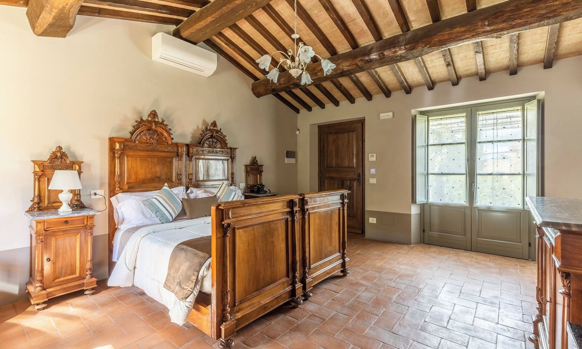 Montepulciano Hotel | Farmhouse with saltwater pool overlooking Montepuciano Tuscany