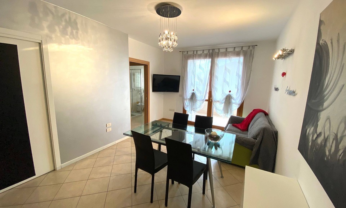 Gares Apartment | Feel at Home: Easy Access to Venice Apartment