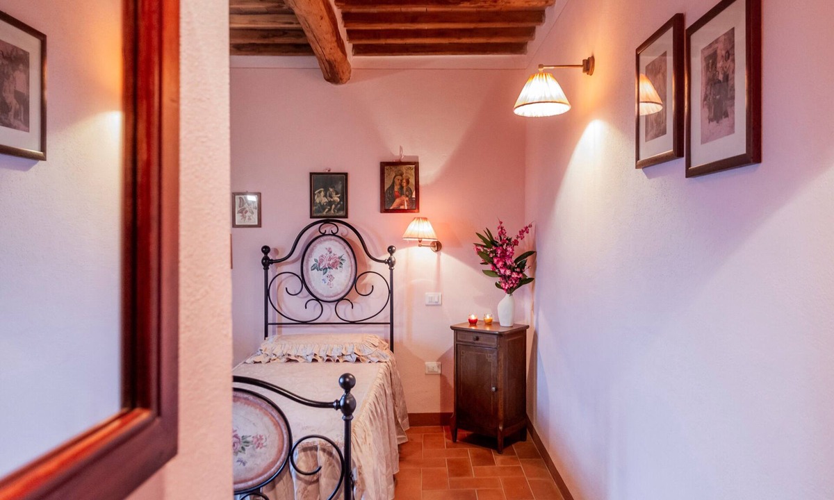 Torniella Apartment | Fragolina di Bosco – Twin Room with Val di Farma View