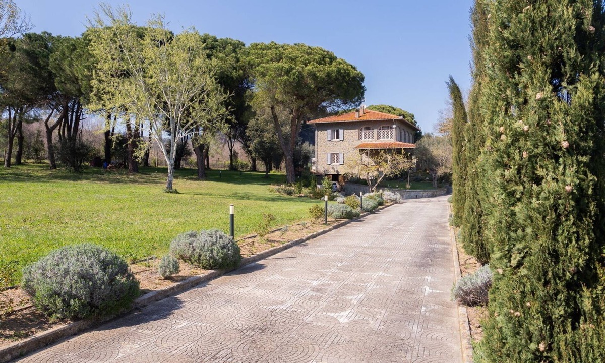 Tuoro sul Trasimeno Villa | Giano al Trasimeno house with large outdoor Jacuzzi 6/8 seats