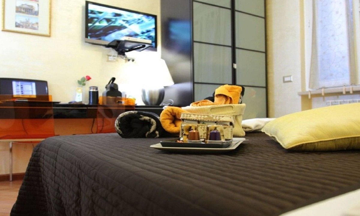 Cinecitta Apartment | Gold Room Bed and Breakfast Rome