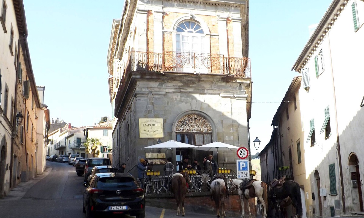 Scansano Apartment | Ground floor apartment with terrace in town centre