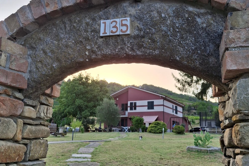 Bubbio House | Guest House '135' with Private Pool, Private Garden and Wi-Fi