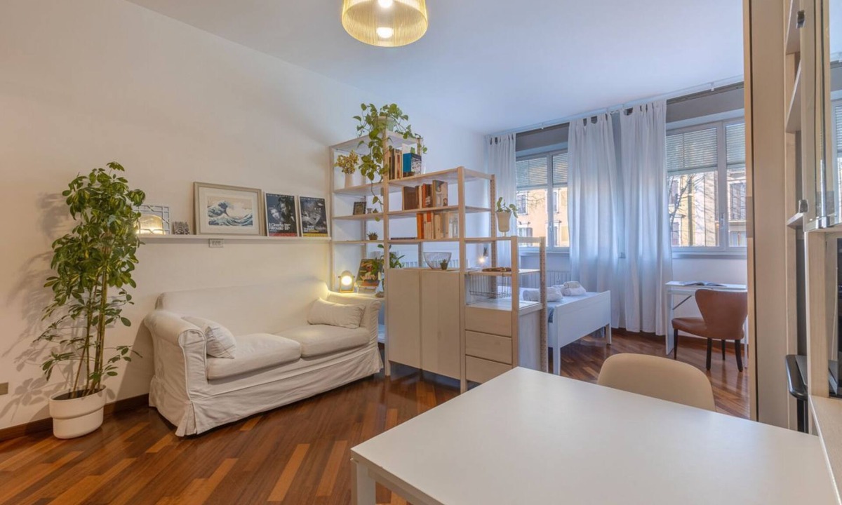 San Donato-San Vitale Apartment | GuestHost - Bright studio apartment perfect for two people, located in a building with a garden in the Cirenaica district, an area near the center equipped with all services. Located just 20 meters from the entrance to the S.Orsola Polyclinic, it is idea