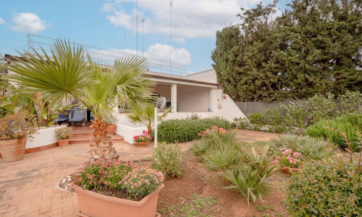 Polignano a Mare Villa | GuestHost - Charming villa of 75 square meters, ideal for hosting up to 4 people, with a garden, a large outdoor patio of 25 square meters and private reserved parking.Located in a strategic position, very close to the sea, the ring roads and the port, i