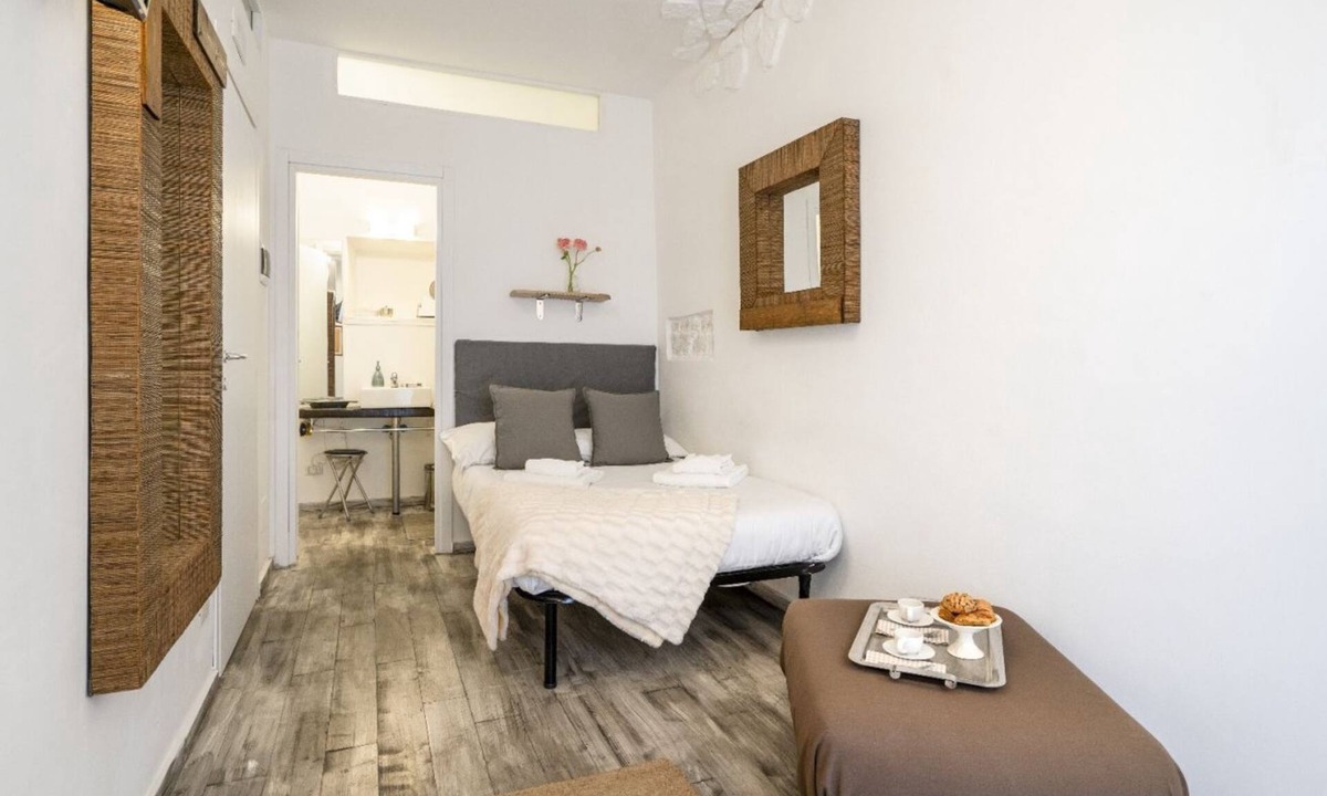 Castellana Grotte Apartment | GuestHost - Cozy double room with private bathroom and balcony, located in a period building a short distance from the center of Castellana Grotte, reachable in a few minutes on foot, but far from chaos and crowding. The accommodation boasts a privileged