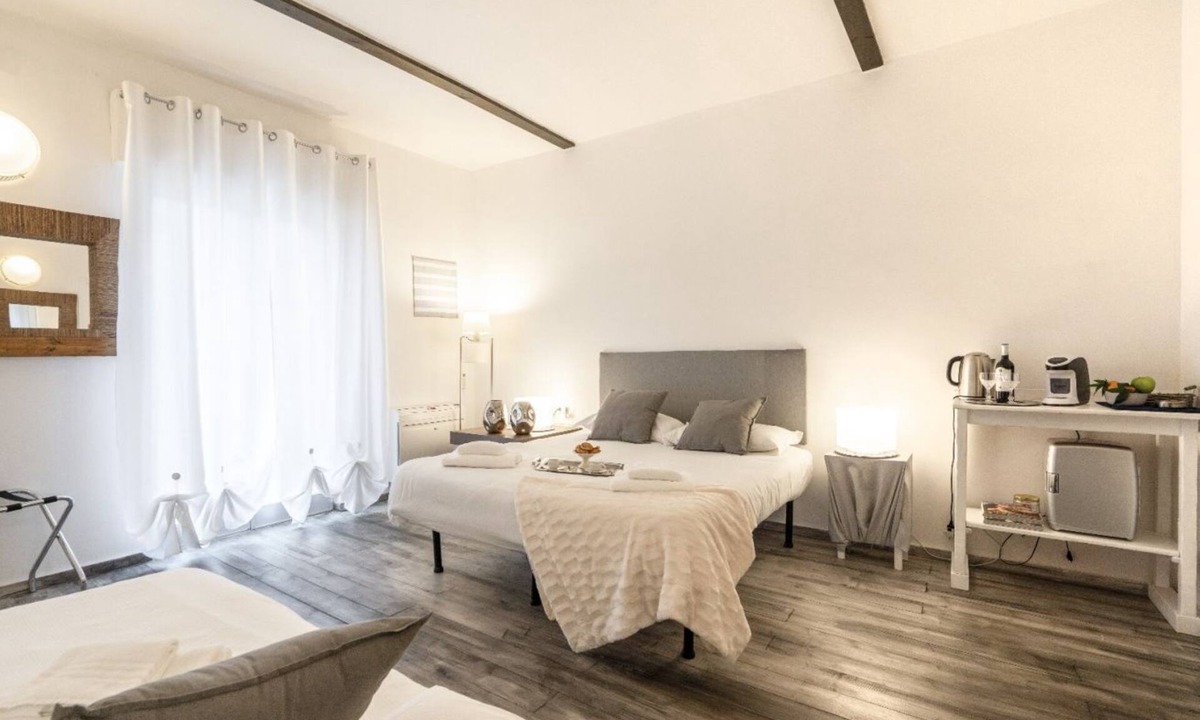 Castellana Grotte Apartment | GuestHost - Comfortable room for 3 people with private bathroom and balcony, located in a period building a short distance from the center of Castellana Grotte, reachable in few minutes on foot, but far from chaos and crowding. The accommodation boasts a