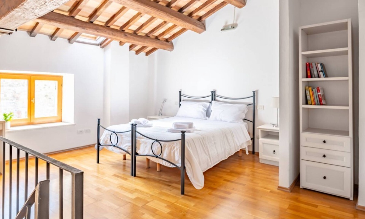 Old Town Apartment | GuestHost - Cozy apartment on two levels of approximately 67 sqm, perfect for 3 people, located on the first floor of a 1200s building WITHOUT a lift (12 steps to access it). The property is located a short distance from the historic center of Perugia,in