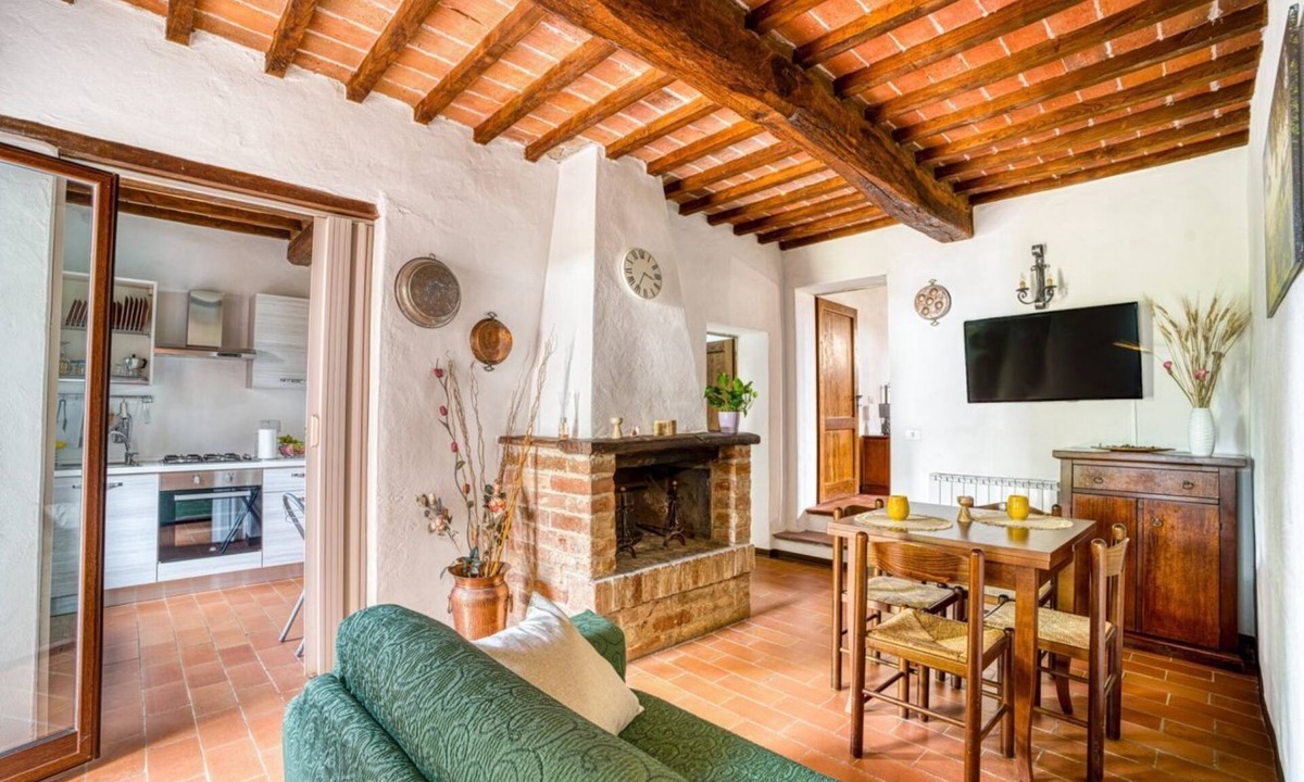 Castiglione del Lago Apartment | GuestHost - Elegant 85 sqm apartment in a renovated farmhouse in Castiglione del Lago, Umbria. Ideal for 4 people, it offers a communal pool, a reserved outdoor parking space for guests, and a private garden. Surrounded by nature, it is perfect for those