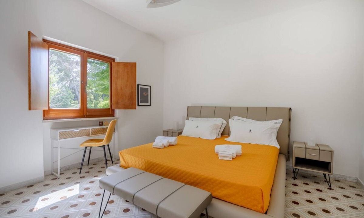 Selva di Fasano House | GuestHost - Large room ideal for two, featuring a private bathroom and located in a villa in Borgo Lucia, a complex with a large shared garden. Surrounded by greenery, the accommodation is located in Selva di Fasano, a quiet hillside hamlet in the munici