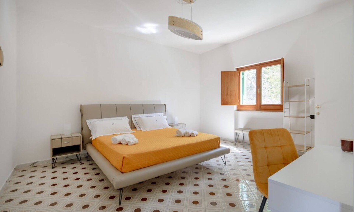 Selva di Fasano House | GuestHost - Large room ideal for two, featuring a private bathroom and located in a villa in Borgo Lucia, a complex with a large shared garden. Surrounded by greenery, the accommodation is located in Selva di Fasano, a quiet hillside hamlet in the munici