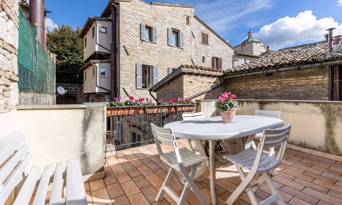 Assisi Apartment | GuestHost - Spacious 200 sqm apartment on two levels, located in a period house in the heart of Assisi and able to accommodate 6 people with great comfort, having three bedrooms, three bathrooms and a large terrace overlooking the roofs where you can enj