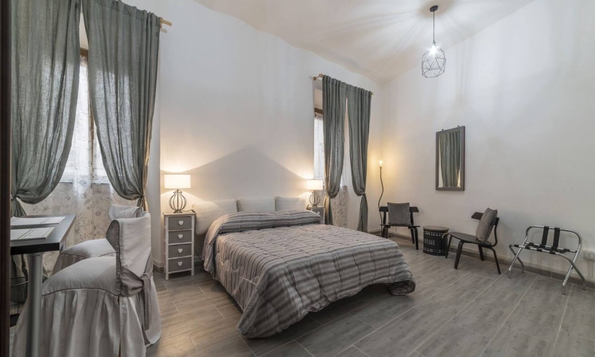 Salario Apartment | GuestHost - This spacious 180sqm apartment with four bedrooms is able to accommodate up to 8 people. Located on the first floor (with elevator) of a restored period building, the apartment overlooks the private park of Villa Albani, one of the most beaut