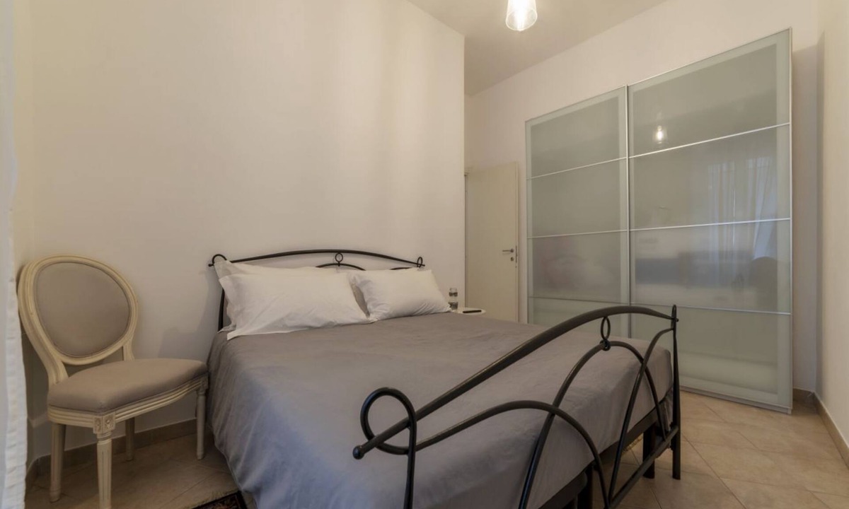 Salario Apartment | GuestHost - This spacious 55sqm apartment with four bedrooms is able to accommodate up to 8 people. Located on the first floor (with elevator not suitable for disabled) of a restored period building, the apartment overlooks the private park of Villa Alba