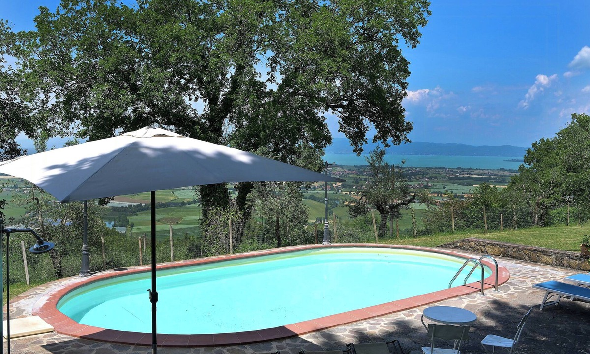 Paciano House | Historic villa overlooking Lake Trasimeno