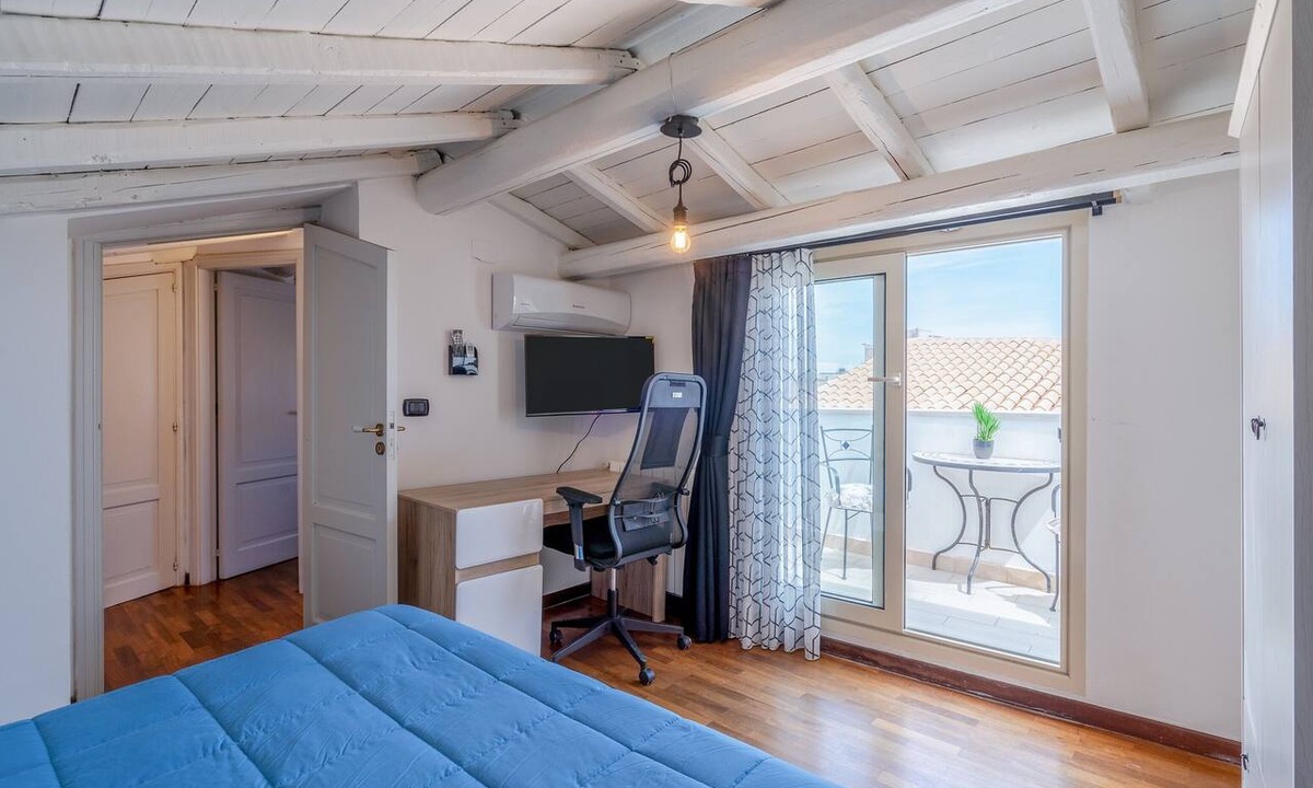 Ortigia Apartment | Holiday Apartment 'Cheyenne's House' with Terrace, Balcony & Wi-Fi