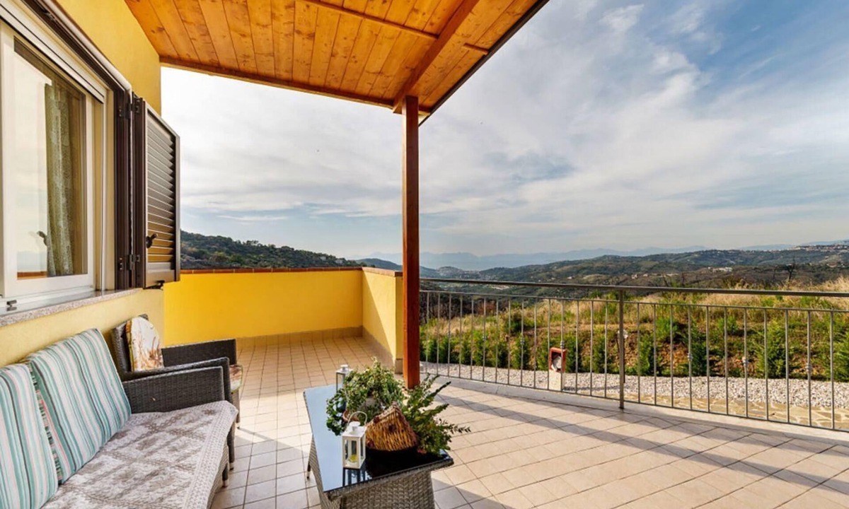 Laureana Cilento House | Holiday flat 'Pomegranate' with pool
