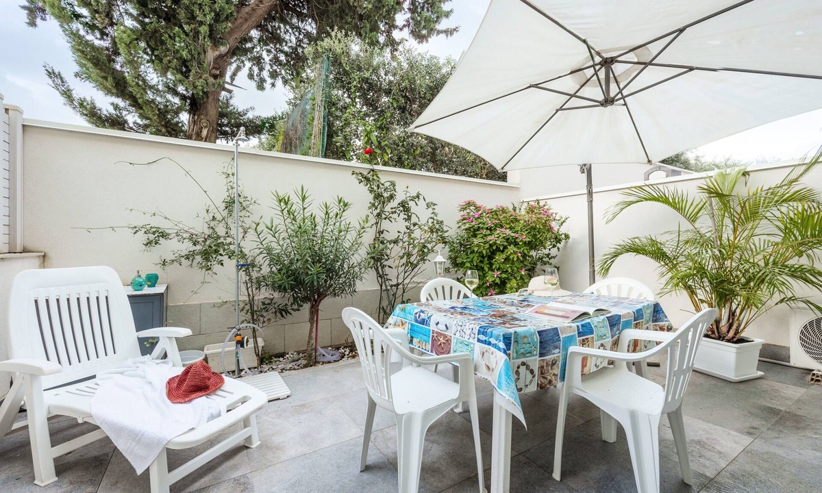Terrasini Apartment | Holiday Home 'Calarossa Tourist House Di Ale & Anny' with Sea View, Wi-Fi, and Air Conditioning