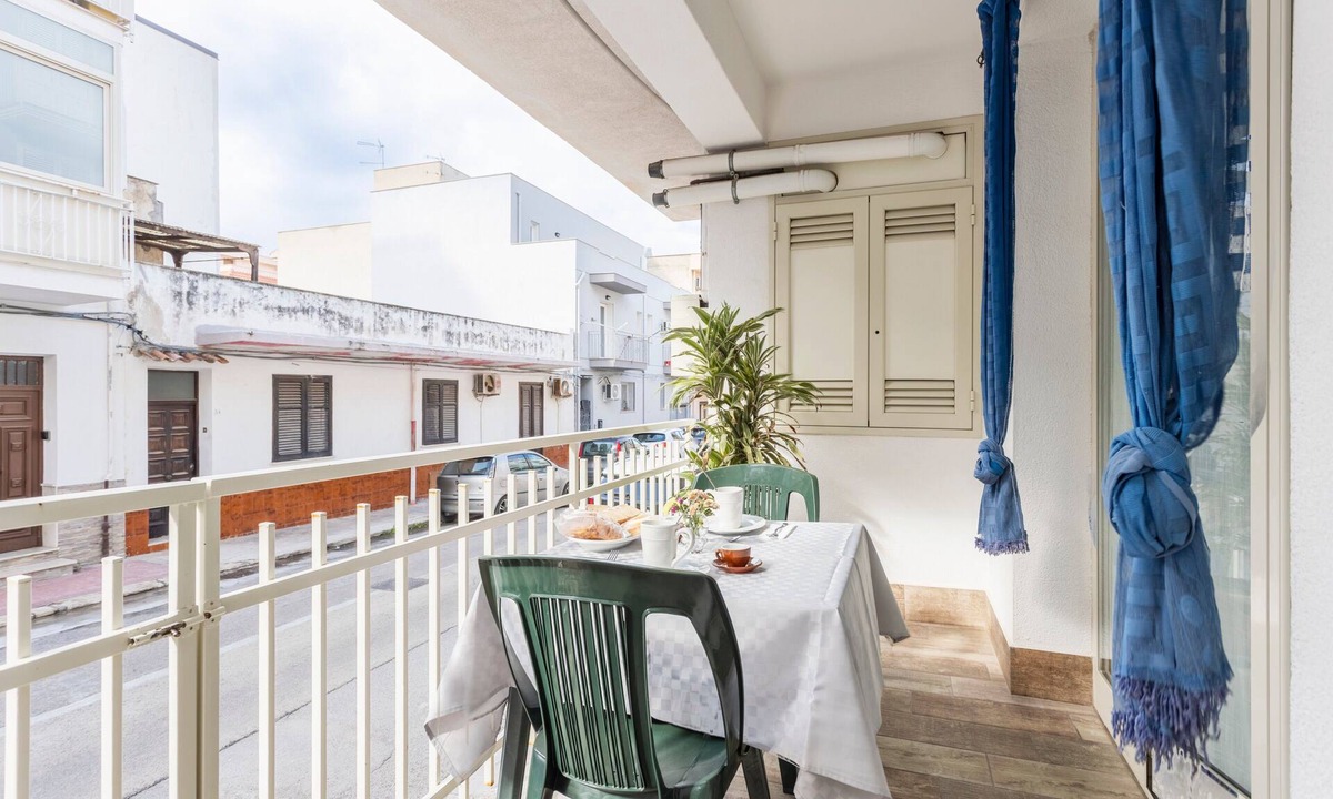 Terrasini House | Holiday Home 'Casavacanzefranca - 12' with Balcony, Wi-Fi and Air Conditioning