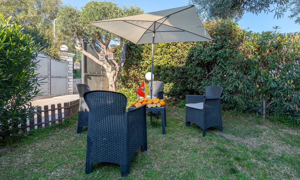 Avola House | Holiday Home 'Ciumara East' with Private Terrace, Wi-Fi and Air Conditioning