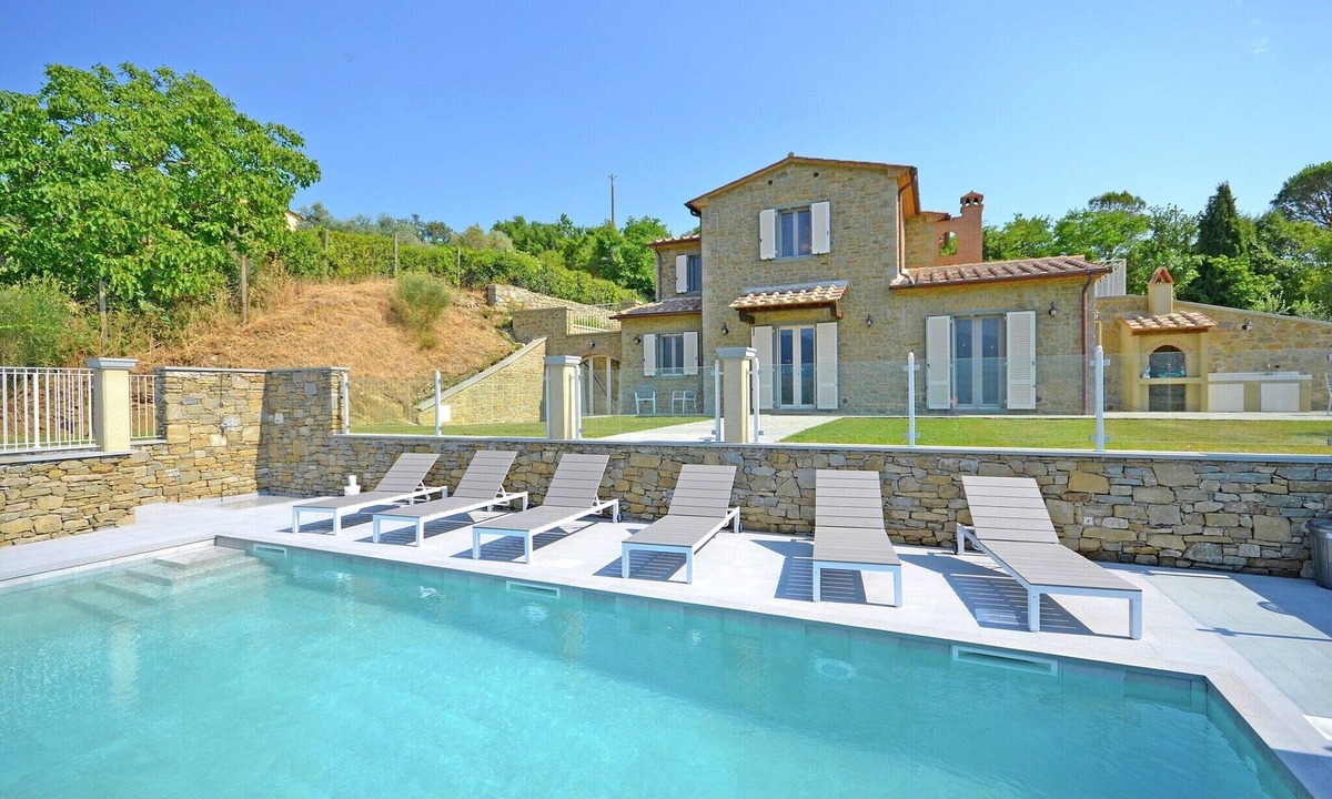 Ossaia House | Holiday Home in Cortona with Pool & Valley Views