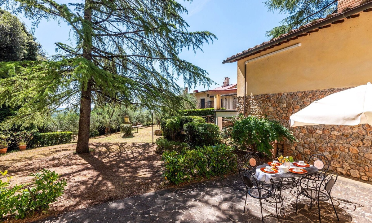 Monteriggioni House | Holiday Home in Villa I Cedri with Pool in Park, 10 Minutes from Siena