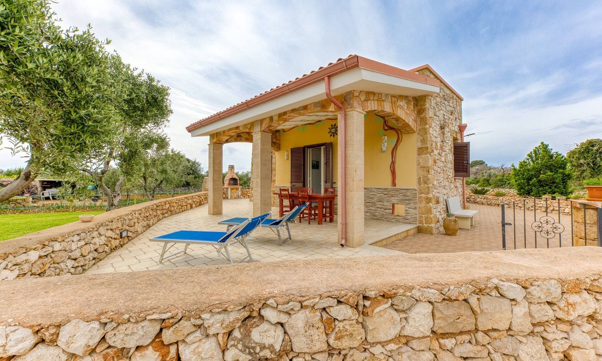Morciano di Leuca House | Holiday Home 'Del Cuoco' with Shared Pool, Private Garden and Air Conditioning