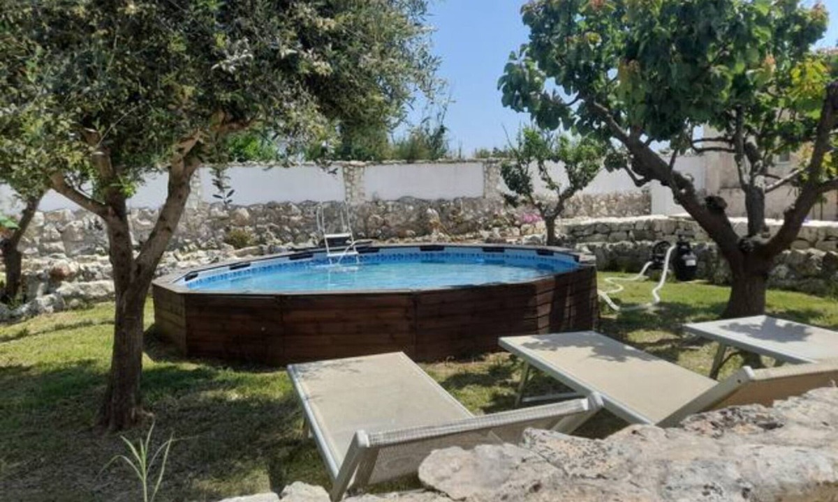 Brindisi House | Holiday Home 'La Casetta Del Pescatore' with Shared Pool, Wi-Fi and Air Conditioning