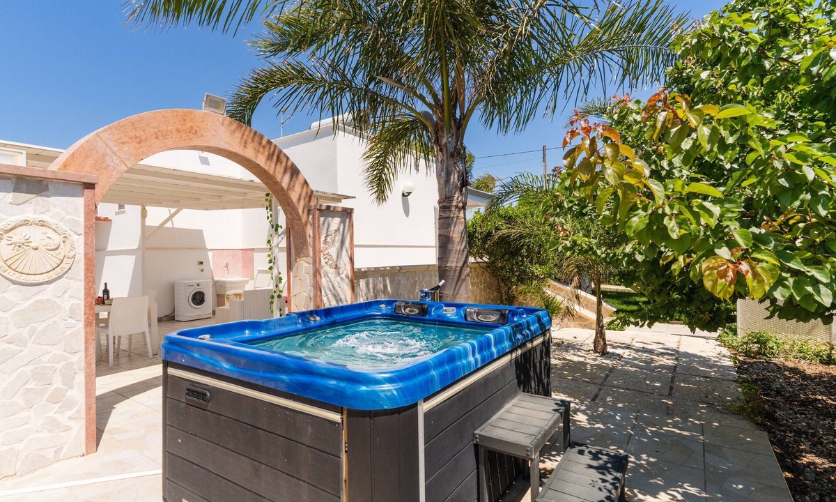Porto Cesareo House | Holiday Home 'Luna Rossa' with Private Terrace, Wi-Fi and Air Conditioning