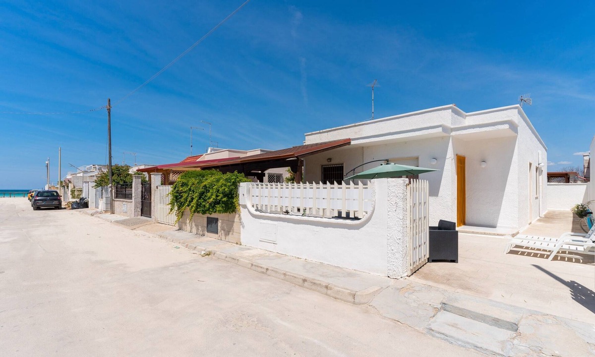 Scala di Furno House | Holiday Home 'Villa Lido Hookipa' with Private Terrace and Air Conditioning